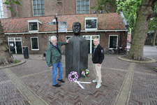 850751 Portret van twee vrienden van wijlen Anton Geesink (links Joop Mackaay en rechts Henny Stomphorst) bij diens ...